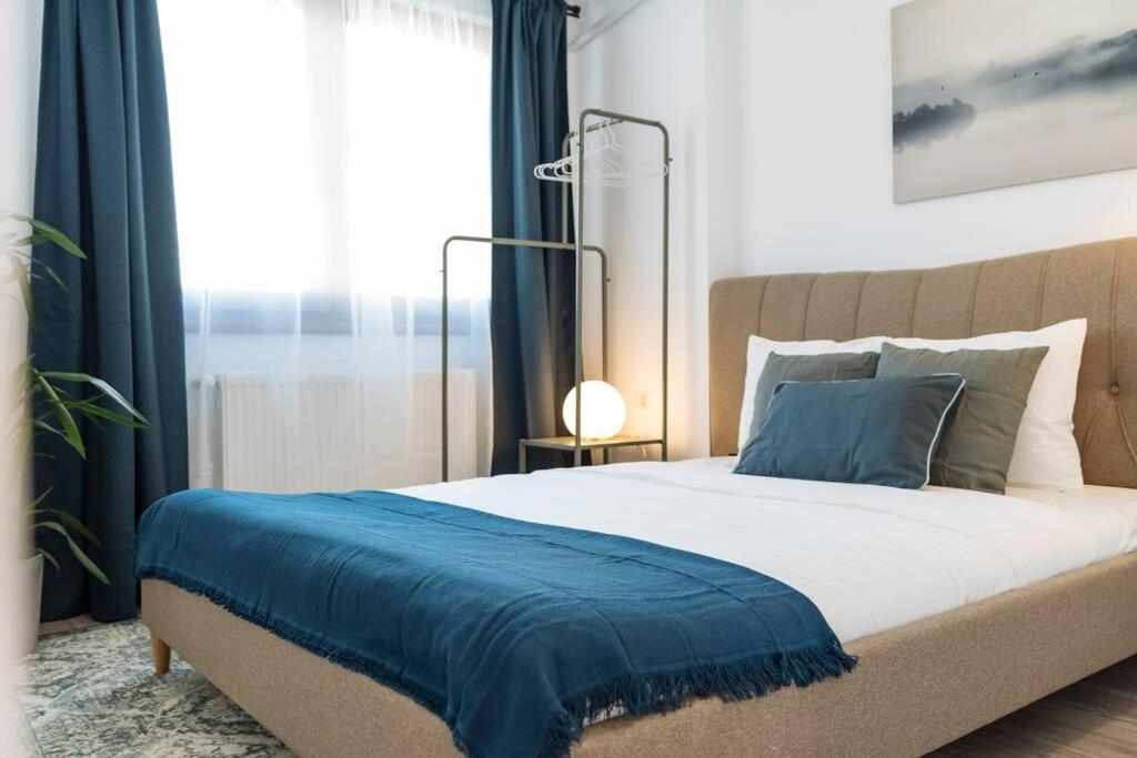 Апартаменти Sunny 2Br Flat - Old Town View Бухарест Екстер'єр фото