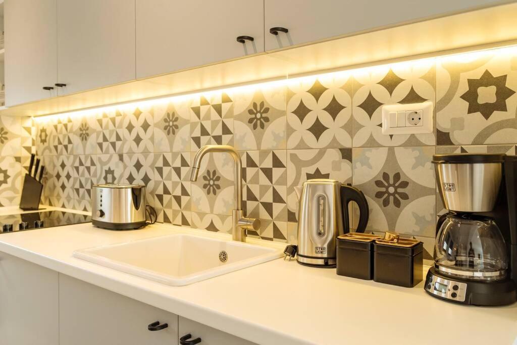 Апартаменти Sunny 2Br Flat - Old Town View Бухарест Екстер'єр фото