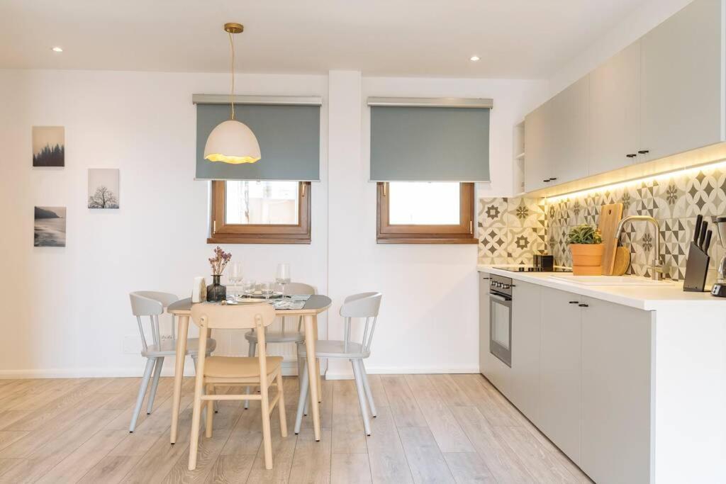 Апартаменти Sunny 2Br Flat - Old Town View Бухарест Екстер'єр фото