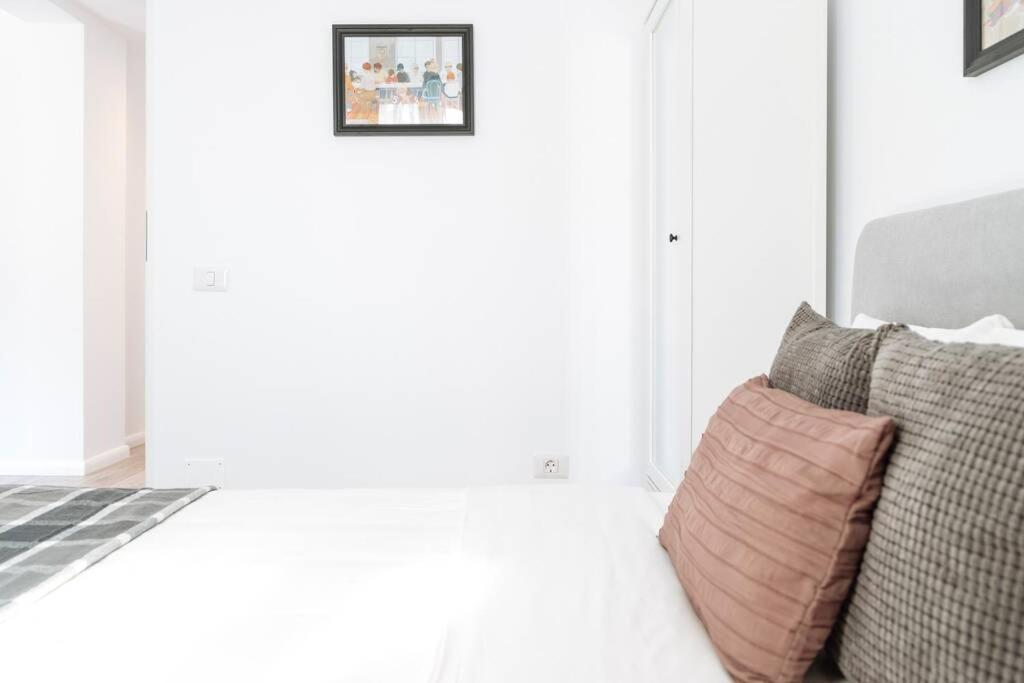 Апартаменти Sunny 2Br Flat - Old Town View Бухарест Екстер'єр фото