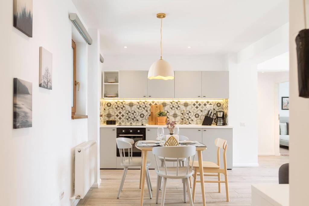 Апартаменти Sunny 2Br Flat - Old Town View Бухарест Екстер'єр фото
