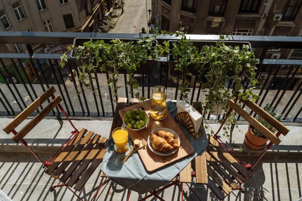 Апартаменти Sunny 2Br Flat - Old Town View Бухарест Екстер'єр фото
