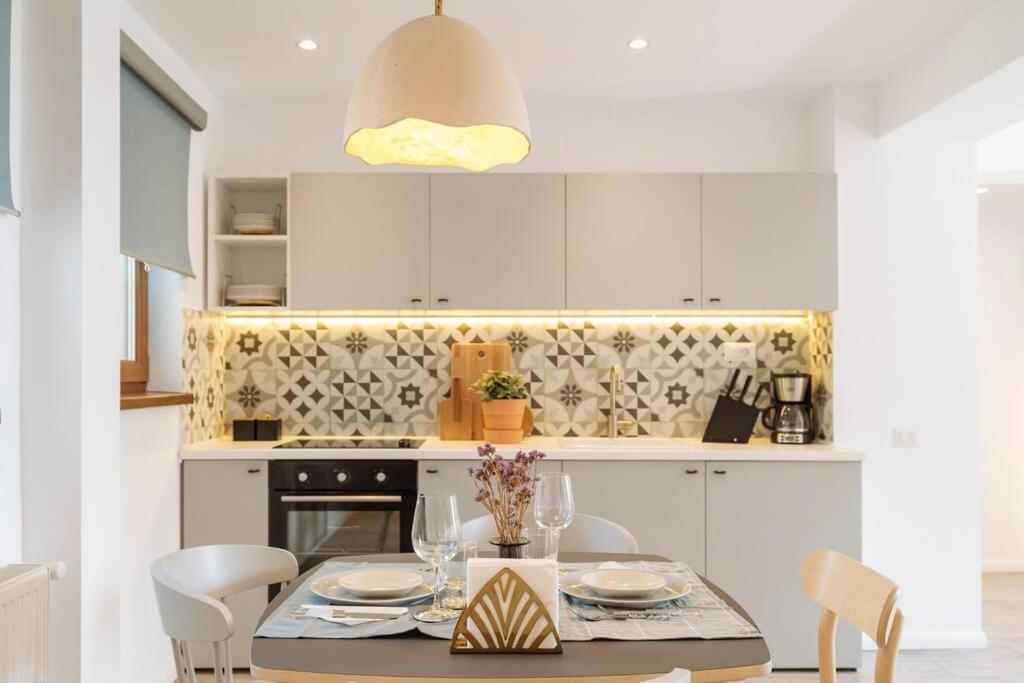 Апартаменти Sunny 2Br Flat - Old Town View Бухарест Екстер'єр фото